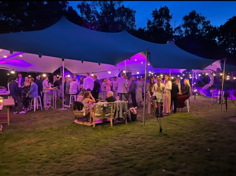 Feest op locatie in een tent met sfeerverlichting